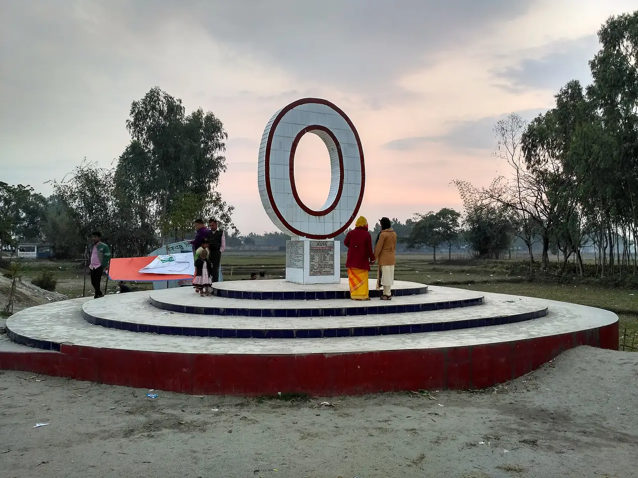 বাংলাবান্ধা শূন্য রেখা, পঞ্চগড় — Banglabandha zero point at Banglabandha, Tetulia Upazila, Panchagarh district, Bangladesh. Some tourists in the picture. (01.03.
