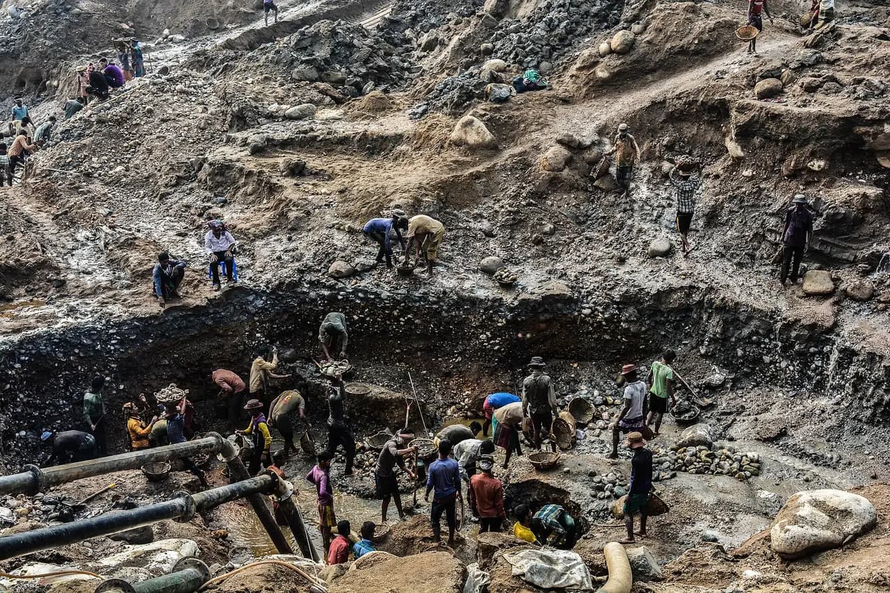 বিছনাকান্দি, সিলেট — Stone lifting at Bichanakandi in Sylhet,Bangladesh.