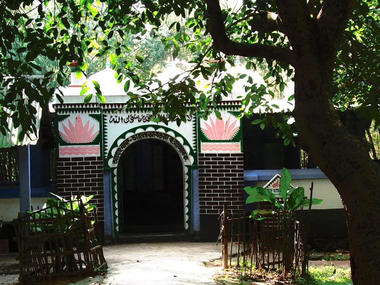 লালদিঘি নয় গম্বুজ মসজিদ — ছবি
