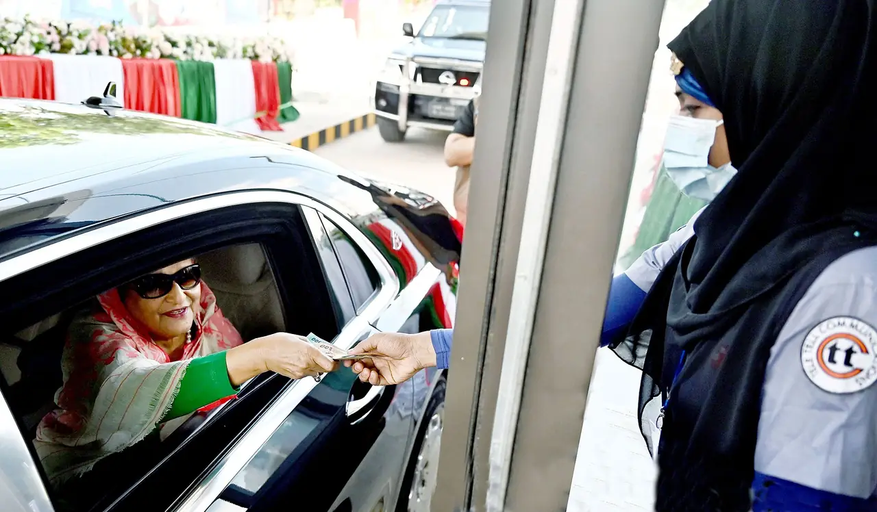 মাওয়া ও পদ্মা সেতু প্রান্ত, মুন্সীগঞ্জ — Prime Minister Sheikh Hasina paid the toll for the Padma Bridge with her own hands at the Mawa end of Munshiganj on Saturday, June 25, 2022, after its…