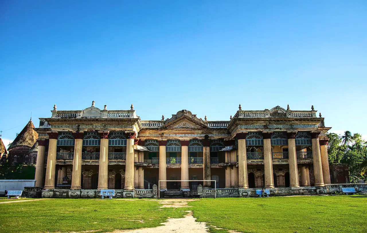 পুঠিয়া মন্দিরগুচ্ছ ও রাজবাড়ি, রাজশাহী — Front of Puthia Palace