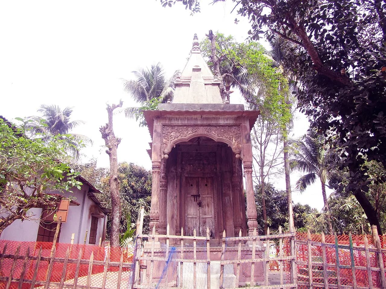 পাথরের শিব মন্দির — ছবি
