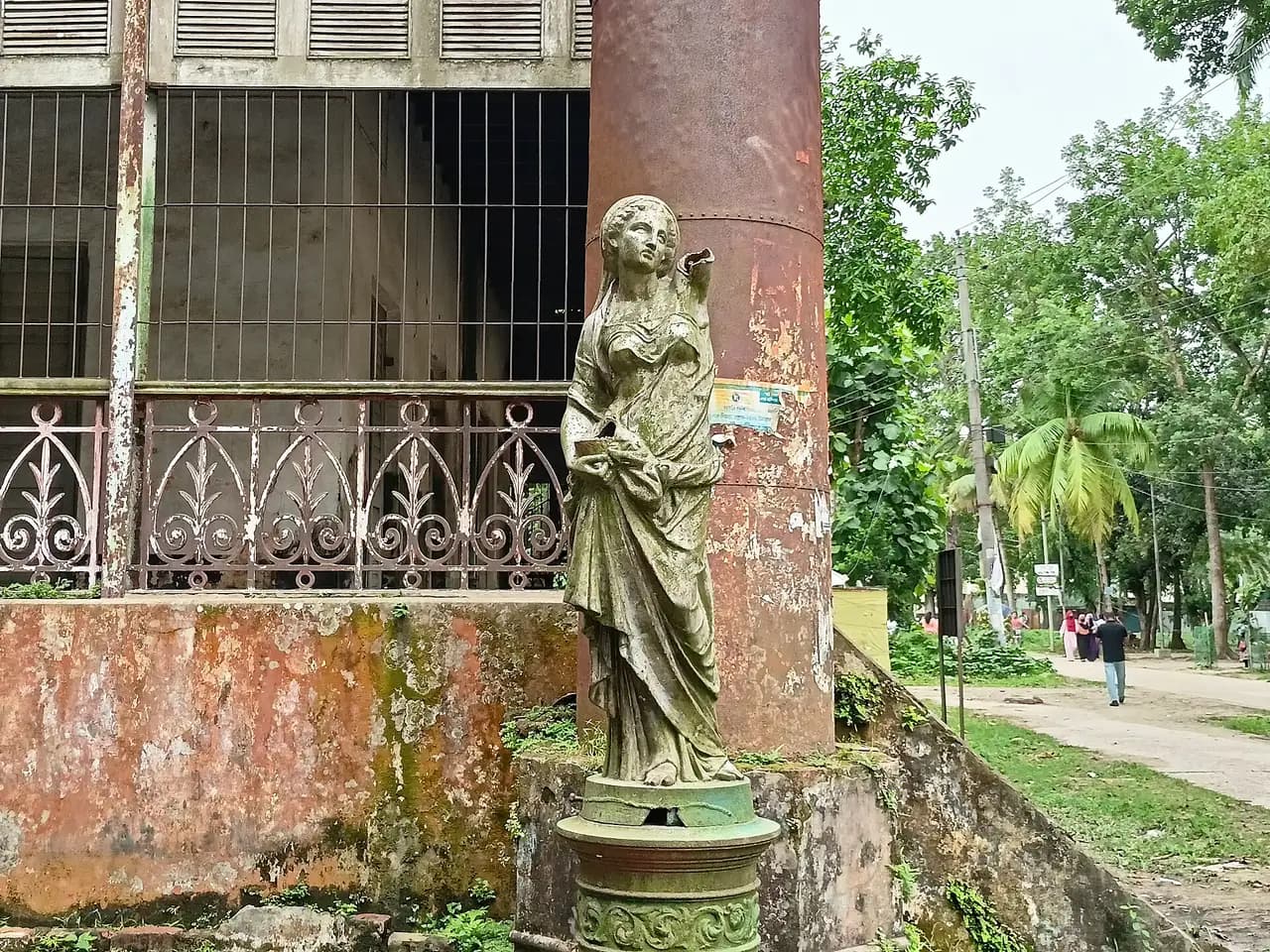 আলেকজান্ডার ক্যাসেল, ময়মনসিংহ — Maharaja Suryakant Acharya built this building in 1879 AD after the name of Alexandra, wife of Emperor Edward VII of India. Later the building became popularly…