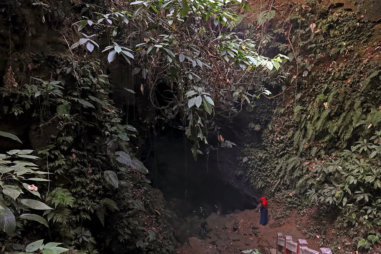 আলুটিলা গুহা, খাগড়াছড়ি — Entrance, Alutila Cave