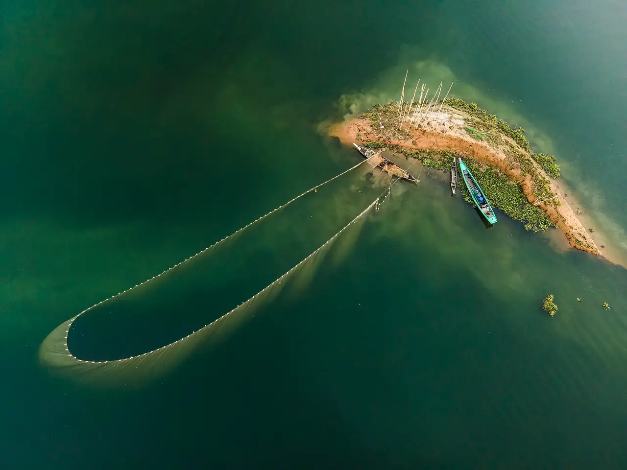 কাপ্তাই জাতীয় উদ্যান, রাঙ্গামাটি — Fishing at Kaptai Lake