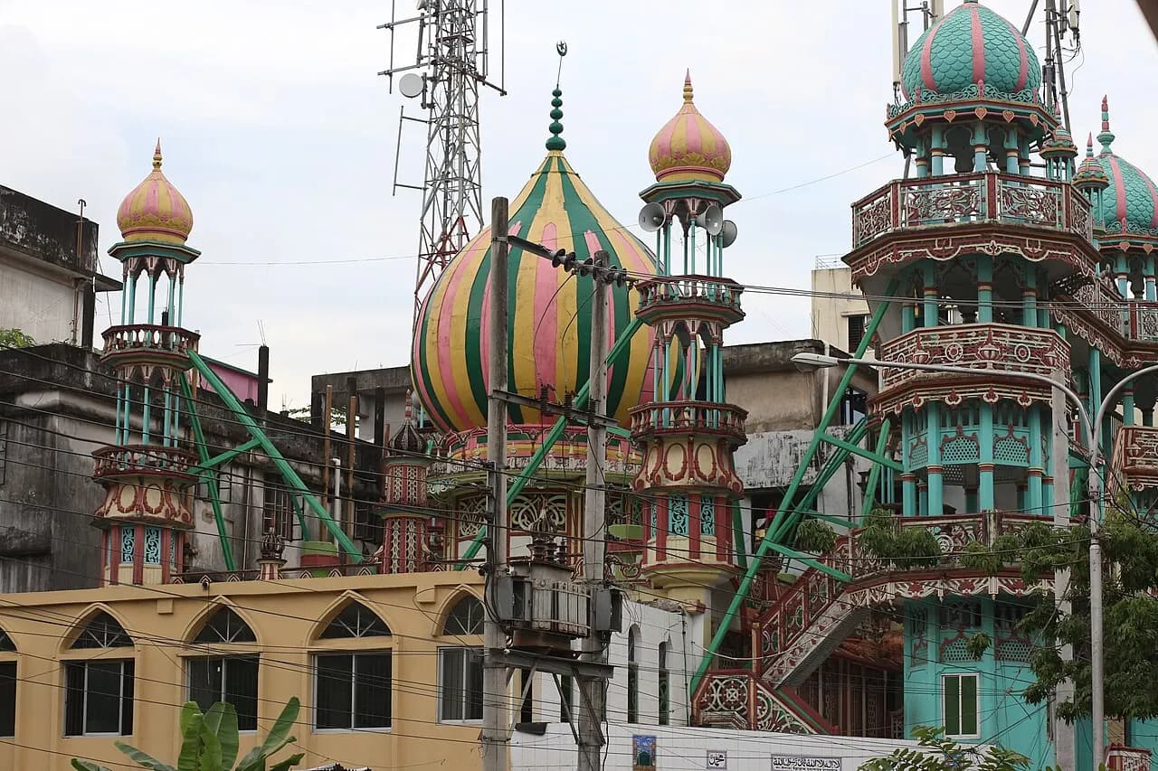 মসজিদ-ই-সিরাজ উদ-দৌলা — ছবি